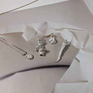 Beispiele für Silberschmuck aus Formen, die auf Reisen mit Silikon festgehalten wurden