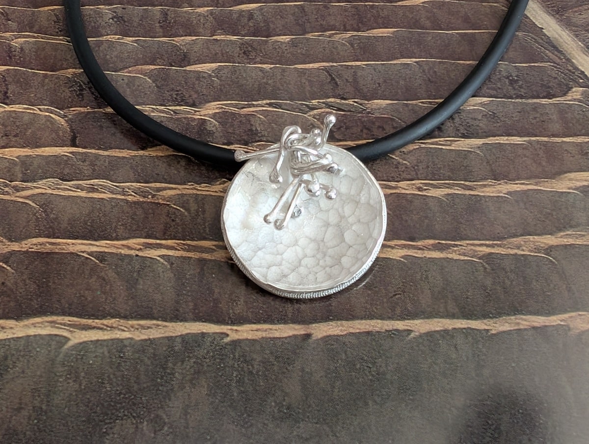 Random silver wires as "Kruschtel" on top of a round silver.