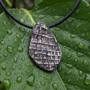 Anhänger in der Natur, basierend auf der Technik der Holzformung